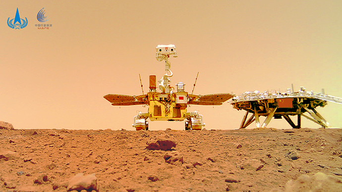 “着巡合影”图  “祝融号”火星车 摄 （图片来源：国家航天局）