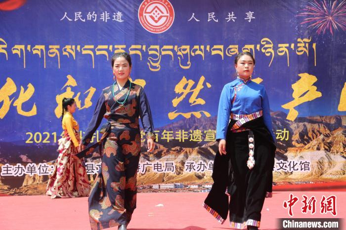 图为藏族青年T台走秀展示藏服。　张添福 摄
