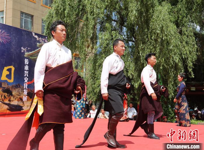 图为藏族青年T台展示服饰文化。　张添福 摄