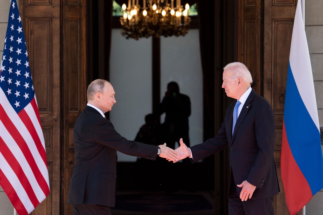 6月16日，美国总统拜登（右）和俄罗斯总统普京在瑞士日内瓦握手致意。新华社 图