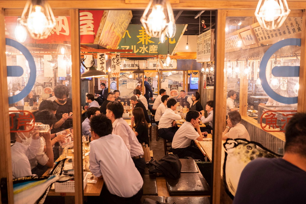 当地时间2021年6月16日，日本东京，市民享受晚餐。  人民视觉 图