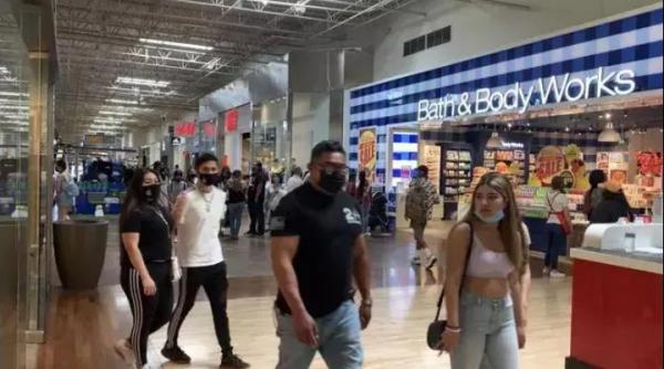 解封当日，加州洛杉矶一购物商场内多数人仍戴口罩。(图源：美国《世界日报》 启铬/摄)