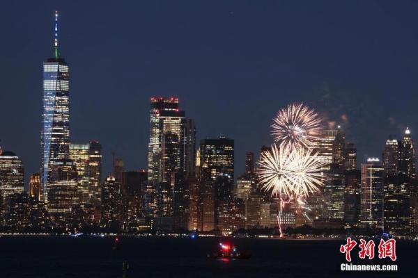 当地时间6月15日晚，纽约州多地燃放焰火并将十余处地标建筑点亮蓝色和金色灯光，庆祝新冠疫苗接种达阶段目标。<a target='_blank'  data-cke-saved-href='http://www.chinanews.com/' href='http://www.chinanews.com/'>中新社</a>记者 廖攀 摄