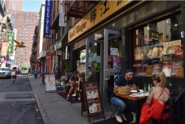 纽约中餐馆，顾客仍多数选择坐在户外用餐座。