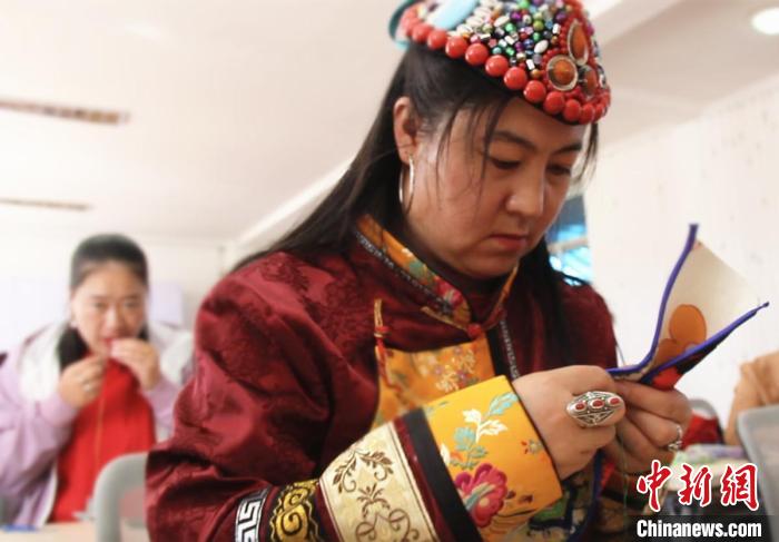 图为裕固族妇女学习刺绣。　史静静 摄