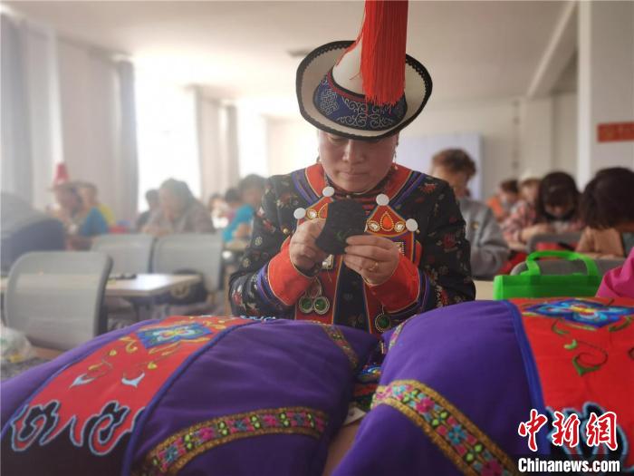 图为肃南裕固族民众参加免费技能培训班。　史静静 摄