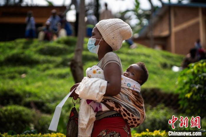2021年5月24日，刚果民主共和国的难民Ange在卢旺达难民营领取口粮。　联合国世界粮食计划署 摄