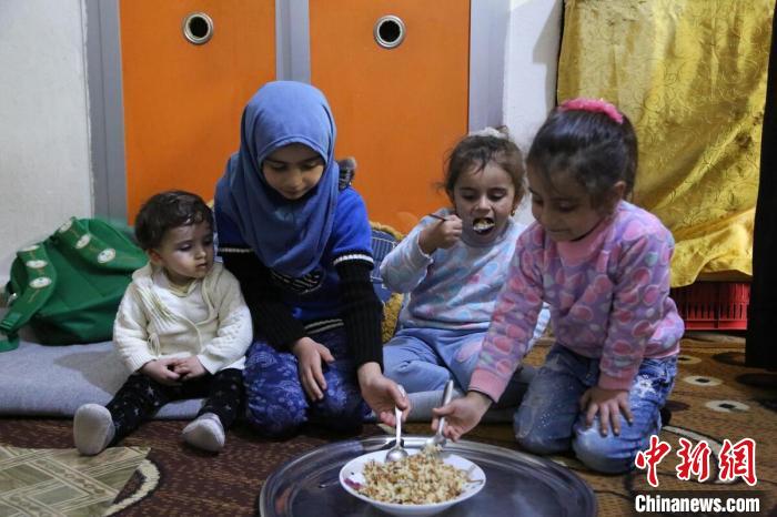 2021年1月13日，来自叙利亚的难民儿童在黎巴嫩一处难民营用餐。　联合国世界粮食计划署 摄