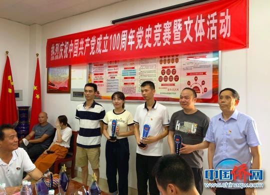 图为颁奖仪式。 邱德华 摄 图为颁奖仪式。 邱德华 摄