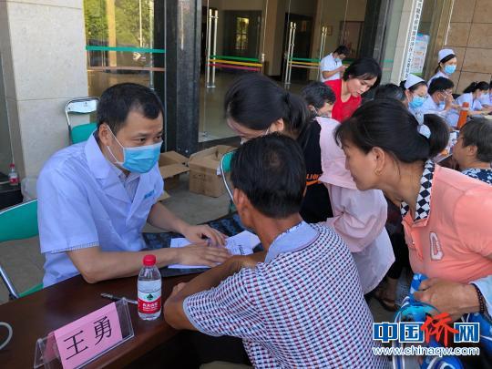 图为义诊现场。 海南省侨联供图 图为义诊现场。 海南省侨联供图