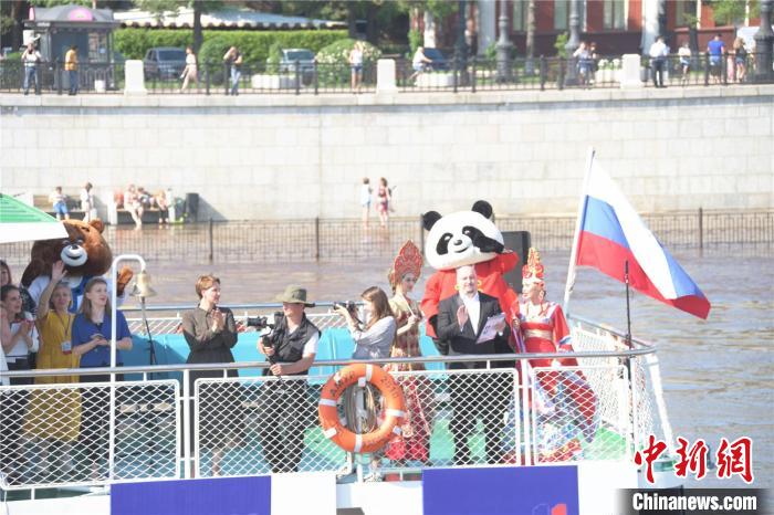 俄方船只在第十一届中俄文化大集开幕式中 邱齐龙 摄