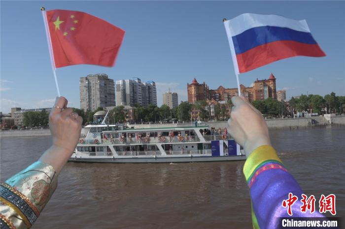 中俄双方船只以界江作为“城市会客厅”相约 邱齐龙 摄