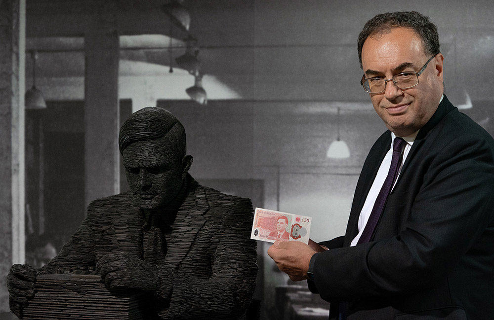 当地时间2021年6月21日，英国央行英格兰银行行长安德鲁·贝利在图灵雕像旁展示新版50英镑纸币。人民视觉 图