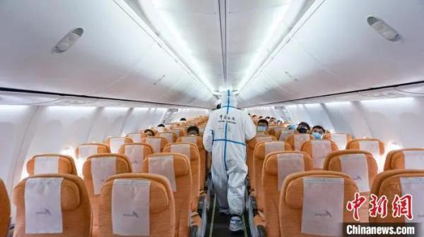 资料图：重庆机场海关关员进入飞机客舱进行登临检查。(陈鑫 摄)