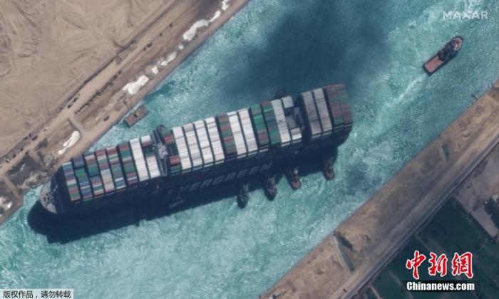 当地时间3月29日，搁浅在苏伊士运河中的重型货船已经脱困，运河交通将逐步恢复。卫星图片展示完全浮起的重型货船。  中新网 图