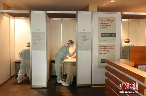 德国柏林，民众正接受新冠病毒检测。来源：视觉中国
