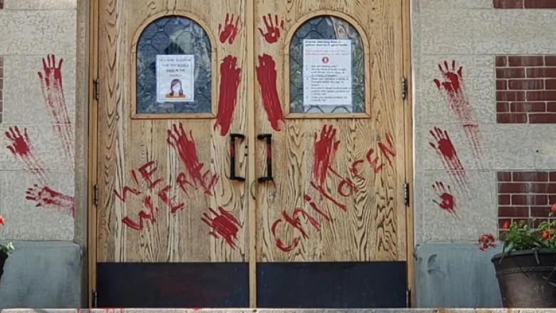 圣保罗教堂大门上被人用红色油漆喷涂