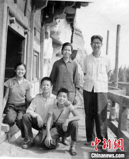 1965年8月常书鸿(右一)一家在敦煌莫高窟合影，前排左二为常嘉煌。(资料图) 受访者供图