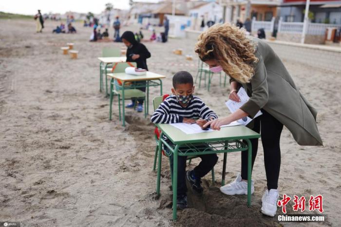 2021年4月，西班牙穆尔西亚地区卡塔赫纳，一所学校在新冠疫情期间，在海边给孩子们搭建起了课堂。