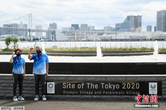 当地时间6月20日，东京奥运会奥运村首次对媒体开放。图为东京奥组委主席桥本圣子与奥运村村长川渊三郎现身现场。