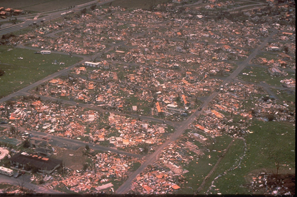 安德鲁飓风过后的迈阿密-戴德县，摄于1992年8月24日。  美国联邦紧急措施署（FEMA） 图