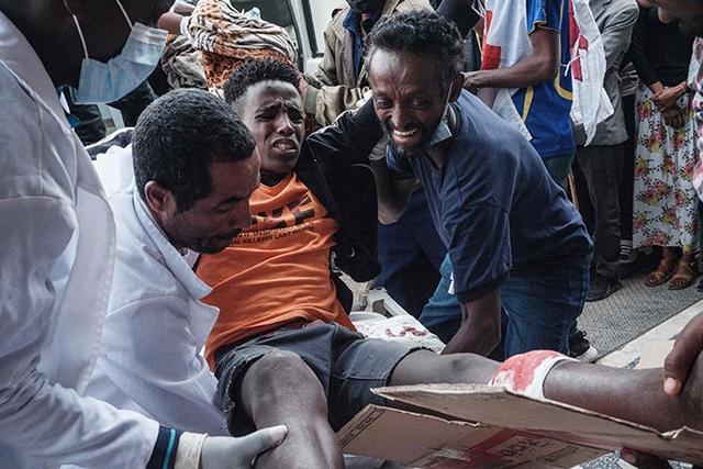 当地时间2021年6月24日，埃塞俄比亚提格雷州默克莱，伤者在医院接受治疗。附近一处集市22日遭到空袭，造成至少50人死亡，100多人受伤。人民视觉 图