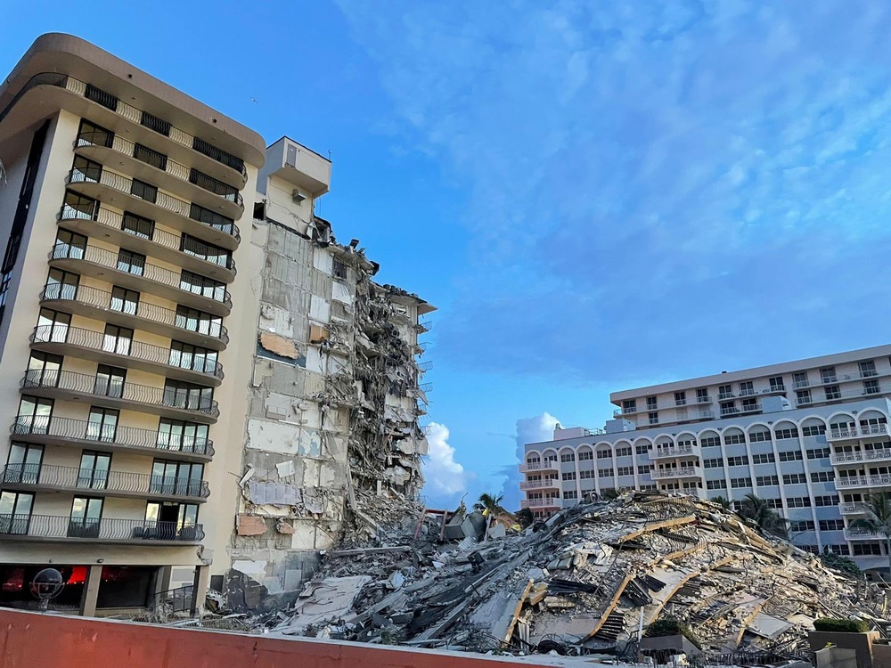 美国佛罗里达州迈阿密-戴德县一栋发生局部坍塌的住宅楼。  新华社 图