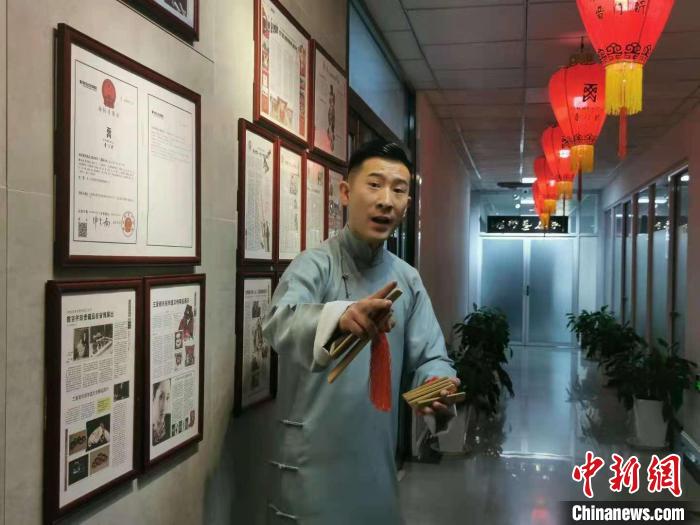山西省曲艺团演员姚崇善正在表演太原莲花落。 杨杰英 摄 山西省曲艺团演员姚崇善正在表演太原莲花落。 杨杰英 摄
