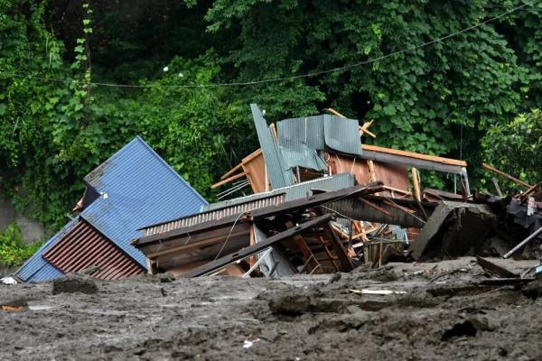 7月4日在日本静冈县热海市拍摄的在泥石流灾害中受损的建筑残骸。新华社记者华义摄