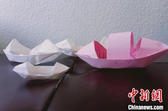 中国侨网华裔青少年制作的纸质乌篷船　马语桐　摄