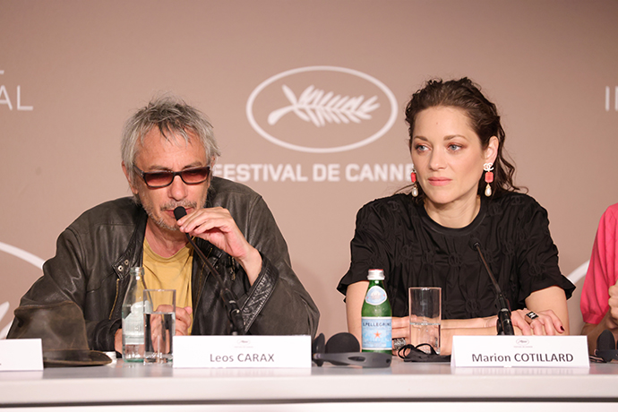 导演卡拉克斯与主演玛丽昂·歌迪亚在发布会上。人民视觉 图