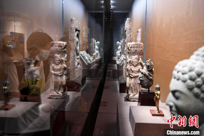 观众参观展厅内的各种佛像。　杨华峰摄