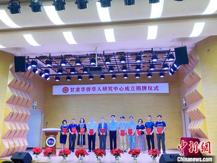甘肃华侨华人研究中心是由甘肃省侨联与西北民族大学联合共建，已聘请13名研究员。　徐雪 摄