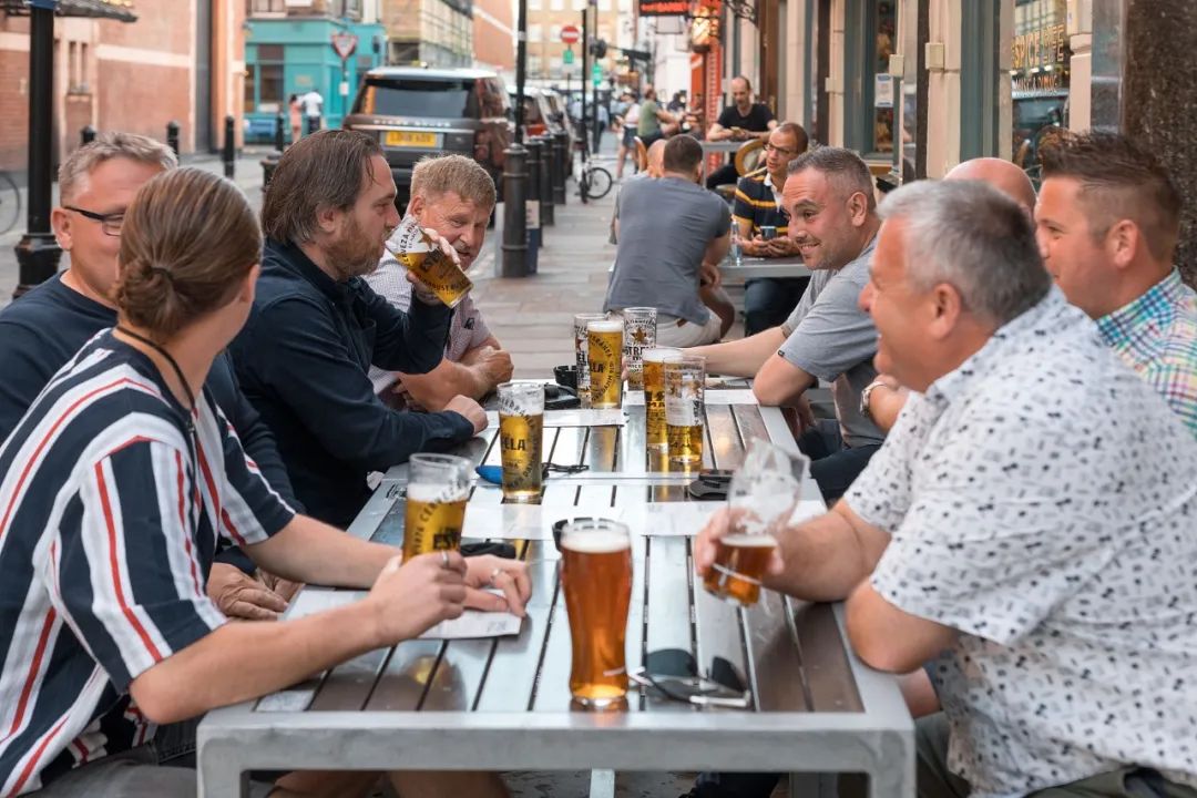 2021年6月7日，英国伦敦，随着英国政府取消了针对新冠肺炎的餐饮服务限制，周末伦敦市中心的餐馆、酒吧里挤满了人，人们在此喝酒、聊天。/视觉中国