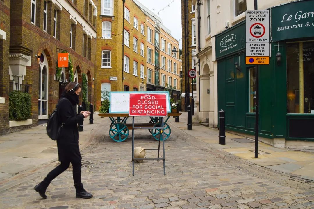 2020年11月27日，英国伦敦，街头展示提示社交距离的提示板。/视觉中国