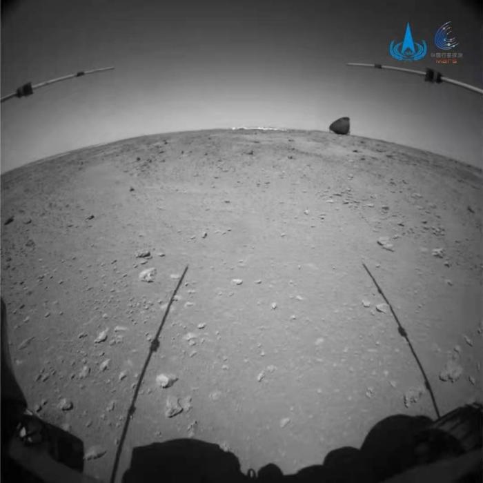 国家航天局发布最新火星影像：“祝融号”近距离“看”降落伞与背罩