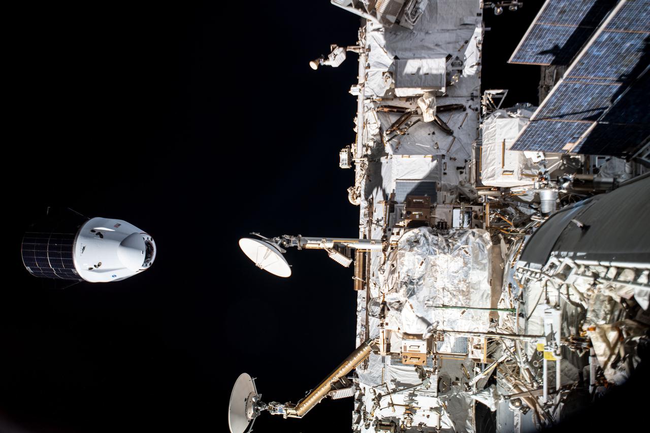 SpaceX龙飞船货运飞船离开国际空间站。  NASA 图