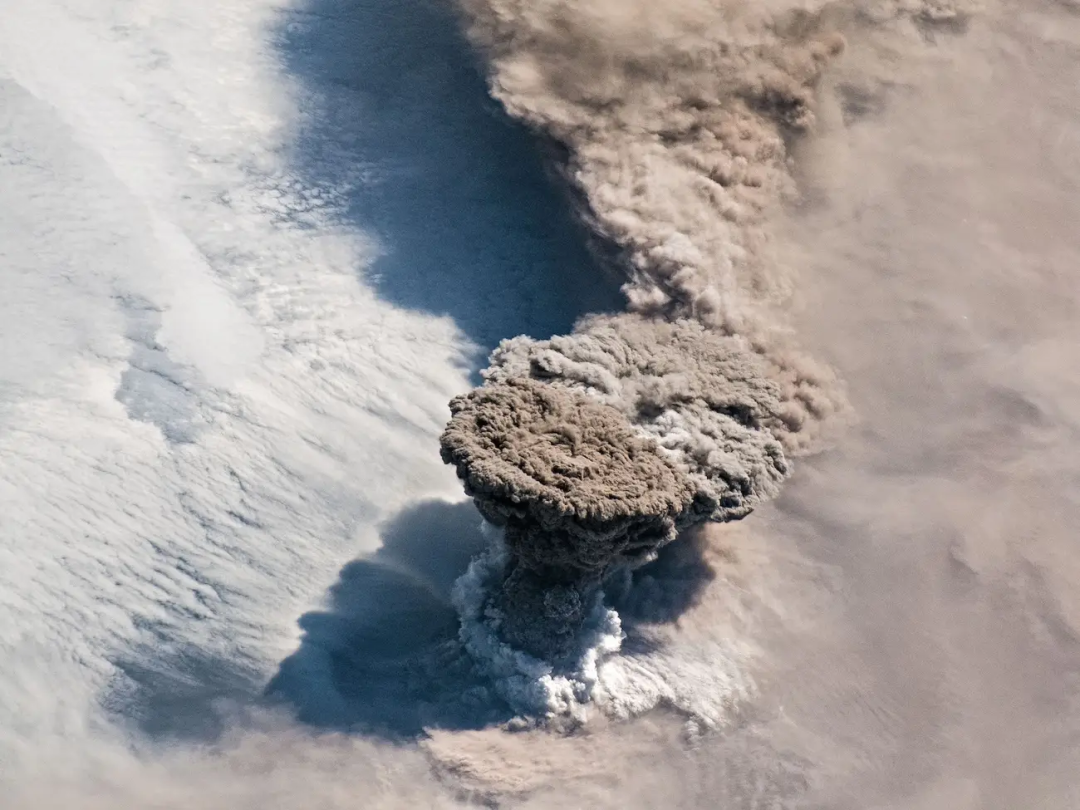 2019年6月22日上午，国际空间站上的宇航员捕捉到了俄罗斯莱科克火山的意外爆发。 NASA 图