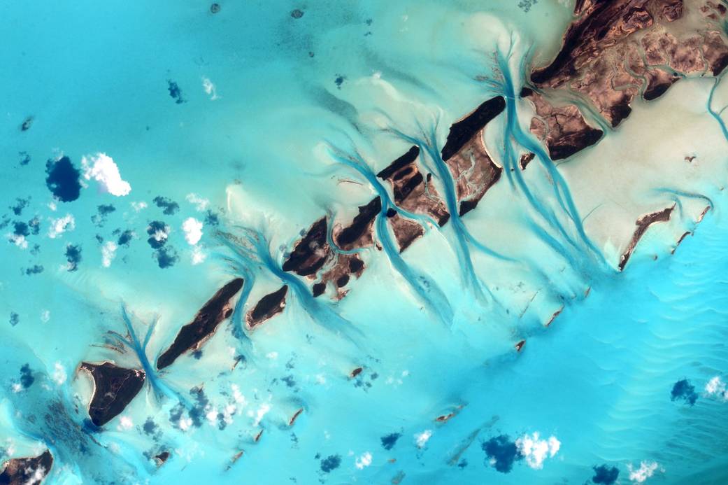 2015年7月19日，宇航员Scott Kelly在Twitter上发布了这张从国际空间站拍摄的巴哈马群岛照片。  NASA 图