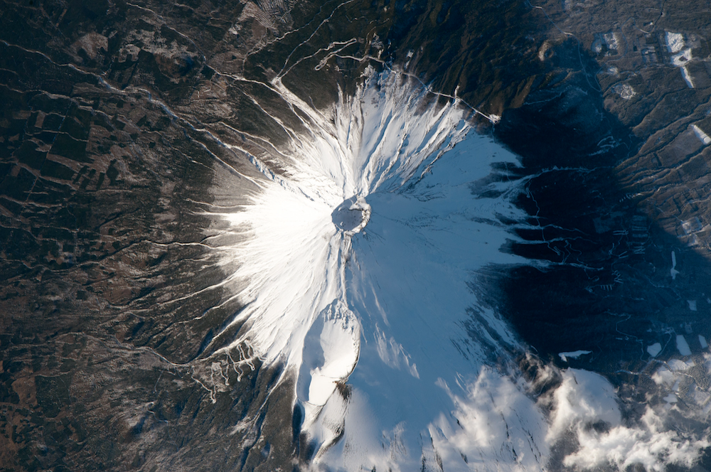 从国际空间站拍摄的日本富士山，宇航员Johnson拍摄。     NASA 图