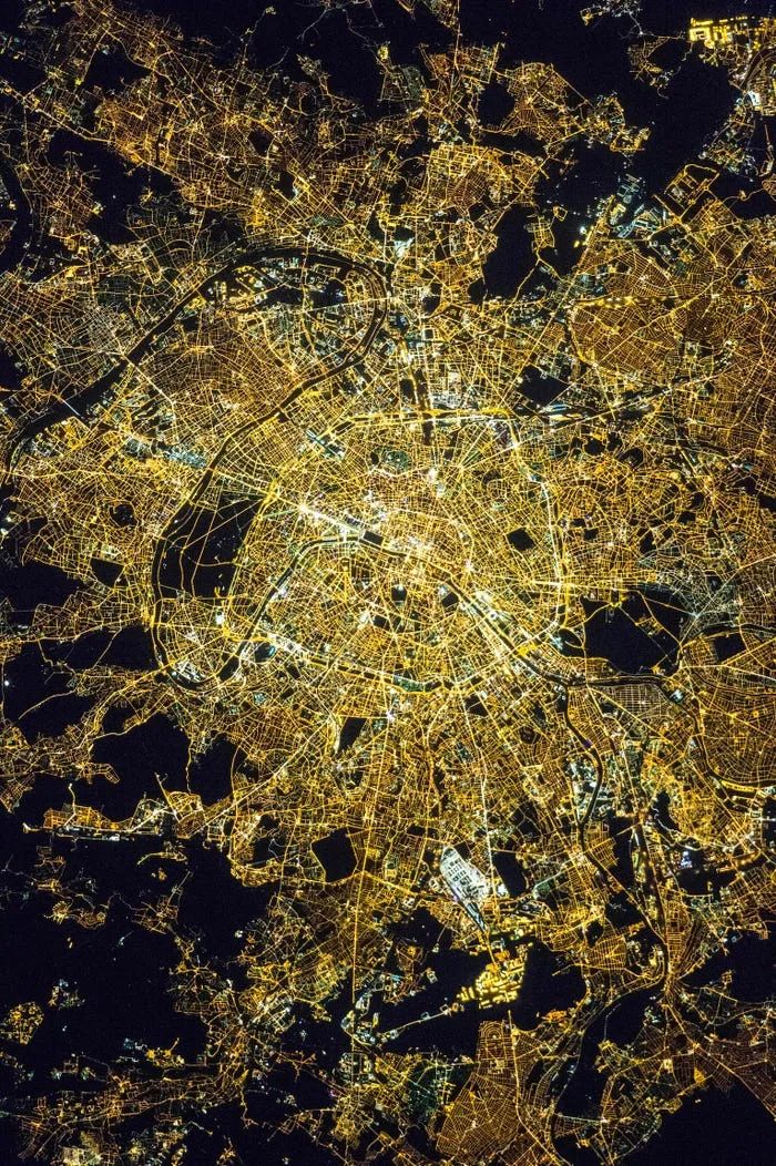 2015年4月8日午夜，国际空间站上的宇航员拍下了一张巴黎的照片。整座灯光璀璨的巴黎城区，都只像一幅被密密麻麻线条分割的平面地图一样。   NASA 图
