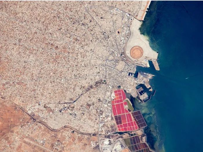 突尼斯港口城市斯法克斯以南的彩色盐池。  拍摄于2015年6 月19日。