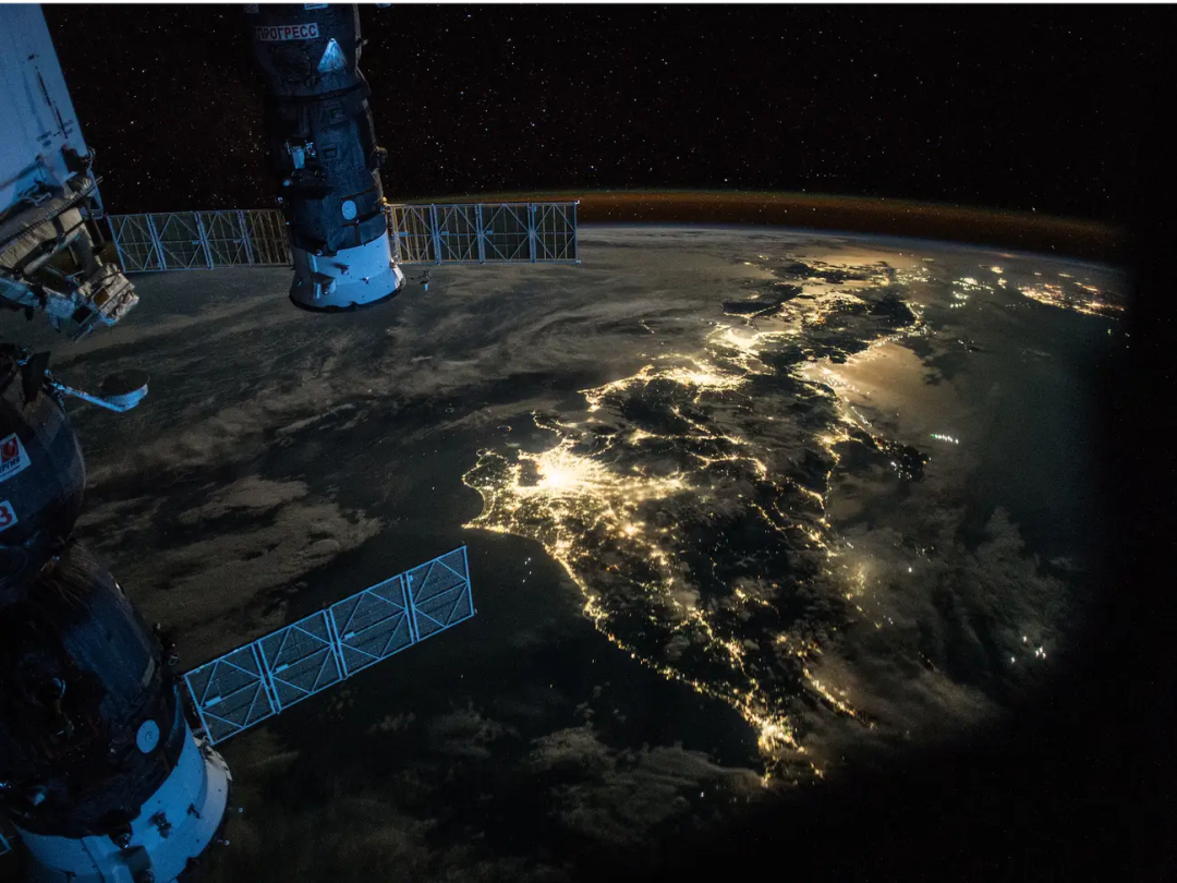 从国际空间站拍摄的夜晚的日本。NASA 图