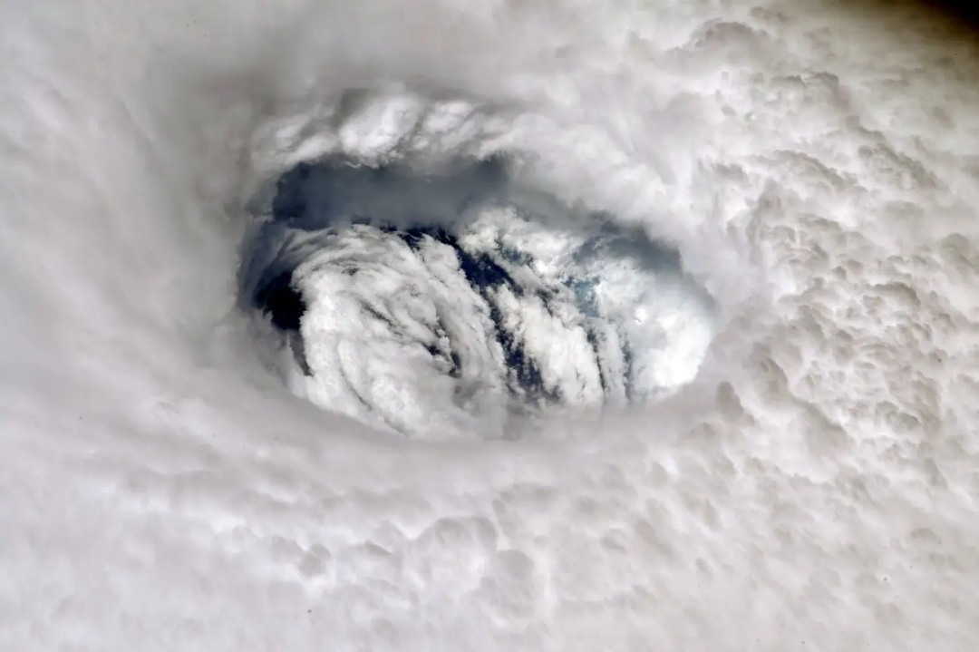国际空间站宇航员Nick Hague于 2019 年 9 月 2 日在 Twitter 上发布了这张飓风多里安的照片，并配文道：“从上方凝视风暴眼时，你会感受到风暴的威力。大家注意安全！ ”