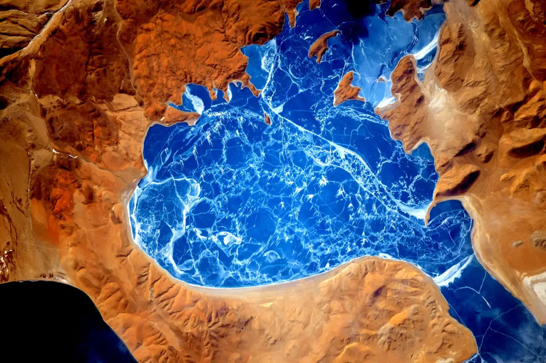 2016年1月6日，宇航员Scott Kelly拍摄的喜马拉雅山的冰湖。   NASA 图