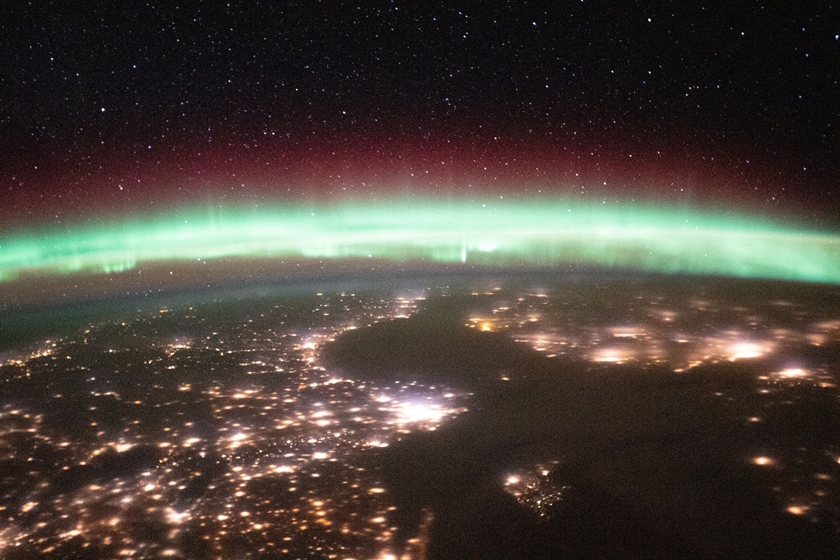 国际空间站发布地球极光照片。       NASA 图