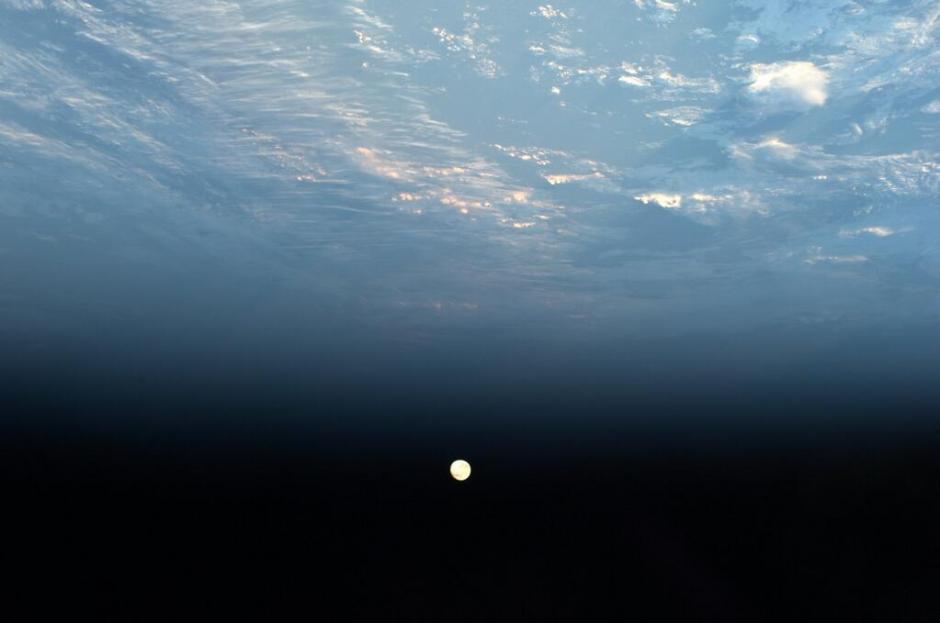  2014年7月14日，国际空间站的德国宇航员亚历山大·格斯特拍摄到的“超级月亮”。NASA 图