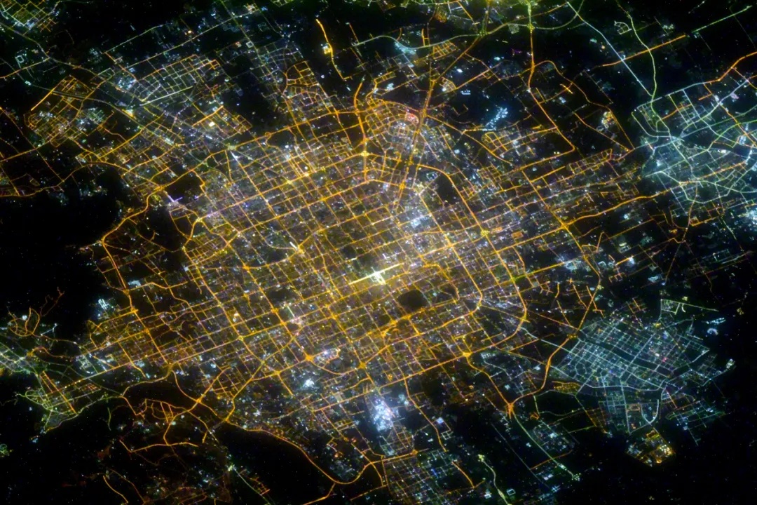 2021年2月12日农历大年初一，驻留在“国际空间站”上的俄罗斯航天员谢尔盖·库德·斯维奇科夫在太空中借助推特用中文向中国人拜年，并附上在太空中拍摄的北京和武汉市的照片。图为北京市夜景。     推特@KudSverchkov 图