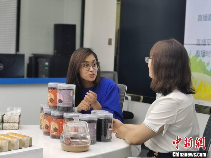 来自毛里求斯的苏玛正在直播带货。 高雨晴 摄 来自毛里求斯的苏玛正在直播带货。 高雨晴 摄