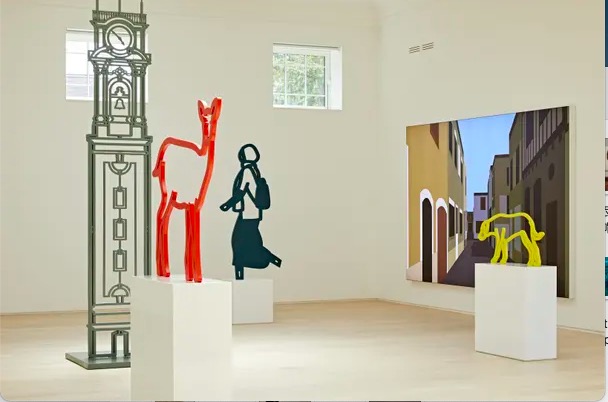 为与建筑有关，艺术家将葡萄牙中世纪塔楼、狗狗、小鹿等元素引入展览。